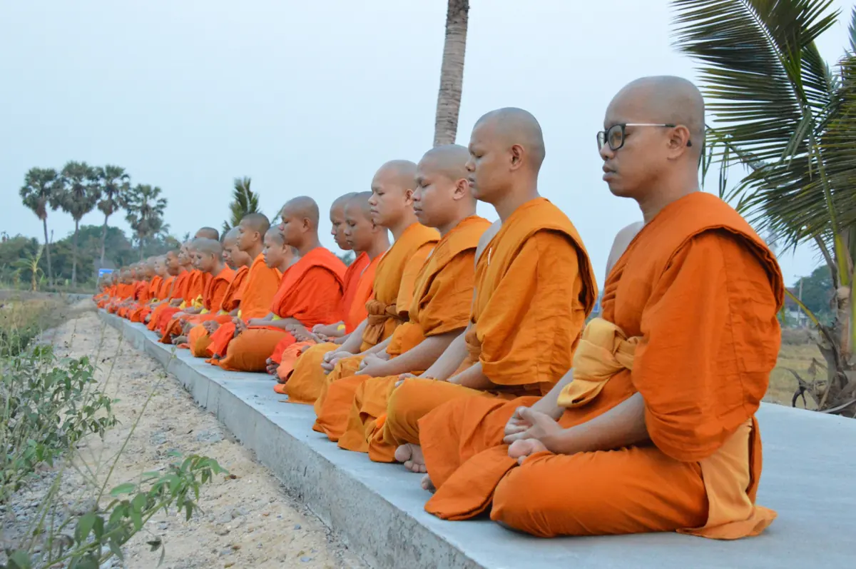พระภิกษุนั่งสมาธิ