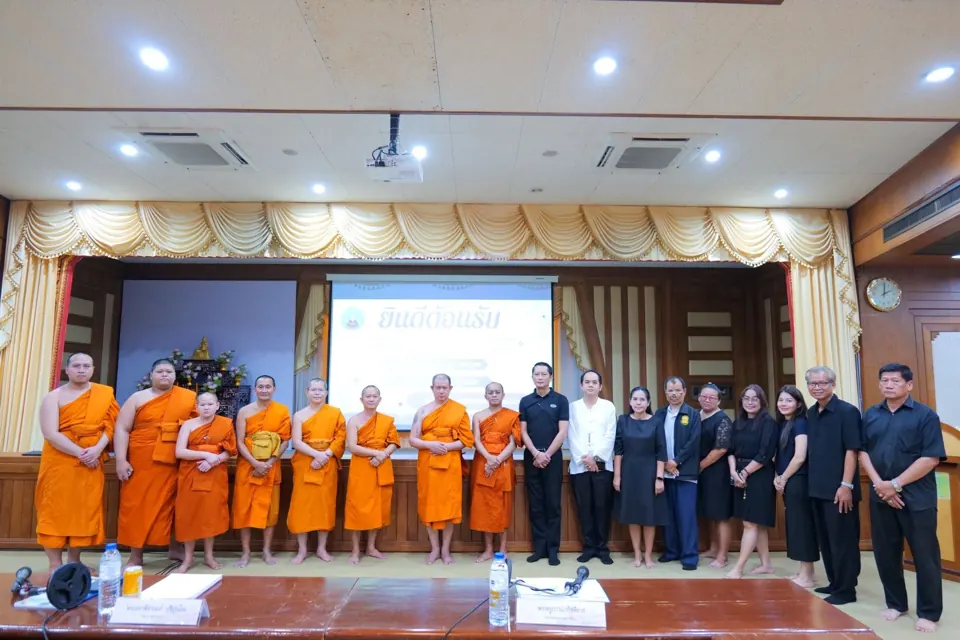 ภาพหมู่พระภิกษุและผู้ร่วมกิจกรรม
